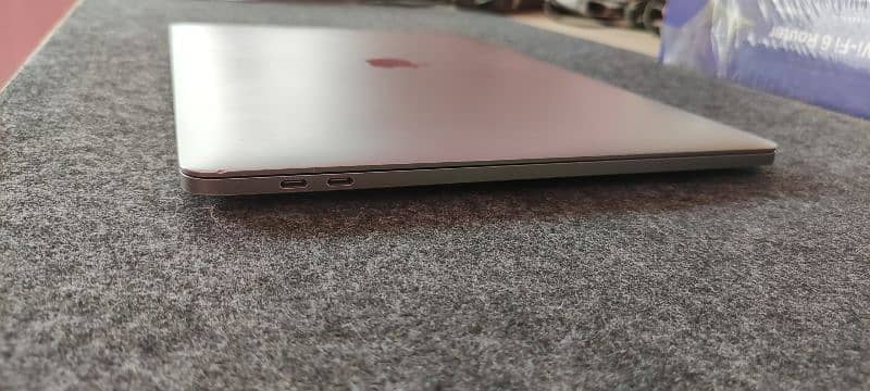 MacBook PRO 15" 2018 i7 16/256GB 7