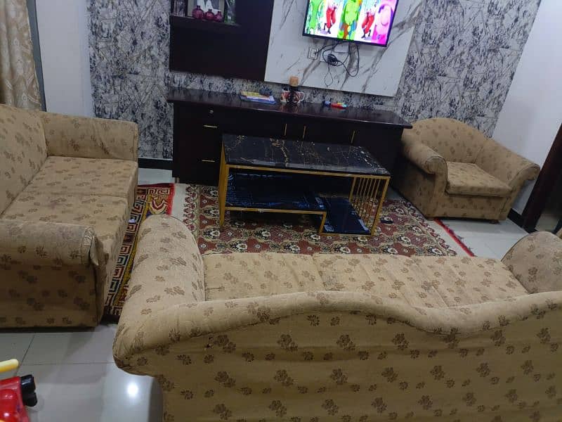 urgent sale. Home used sofa set 0