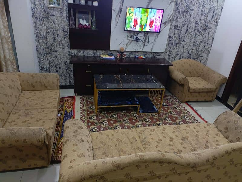 urgent sale. Home used sofa set 1