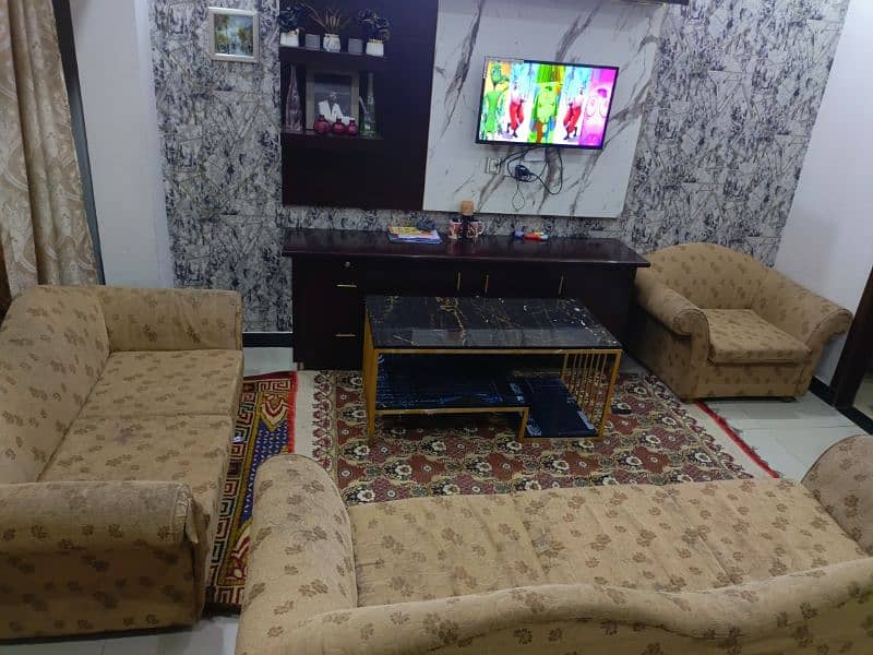 urgent sale. Home used sofa set 2