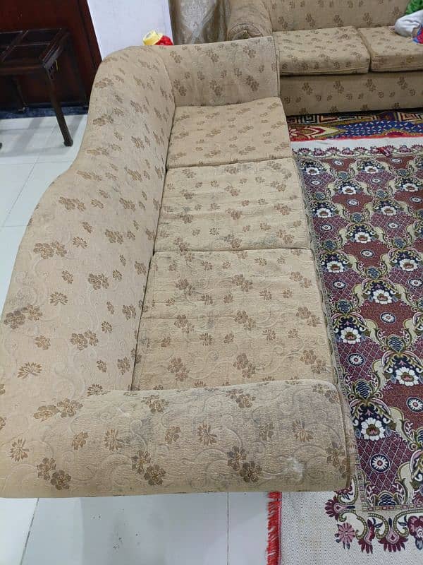 urgent sale. Home used sofa set 3