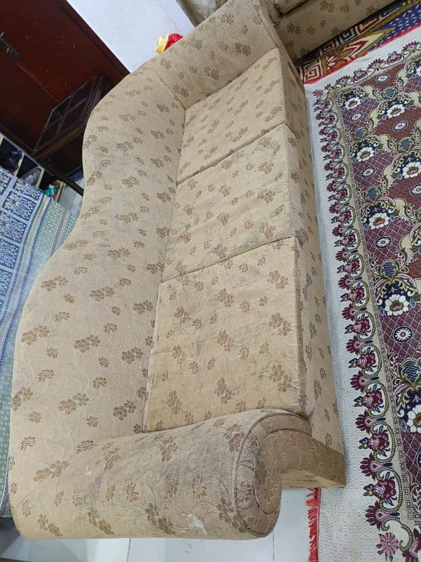 urgent sale. Home used sofa set 4