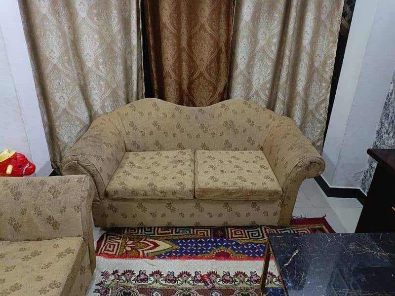 urgent sale. Home used sofa set 6