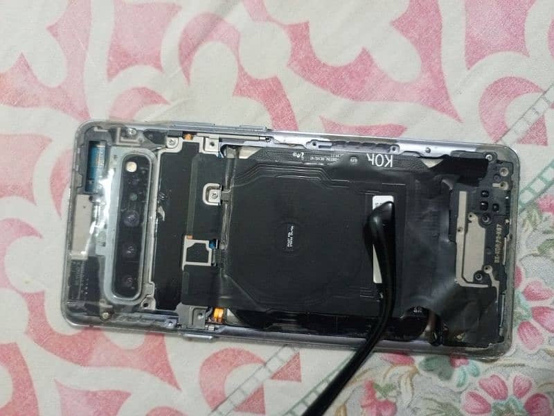 s10 5g 256gb sirf panel ka msla ha baki ok ha battery waghira sab okay 0