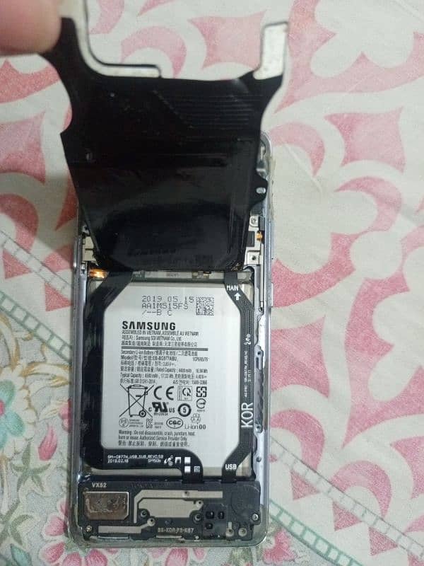 s10 5g 256gb sirf panel ka msla ha baki ok ha battery waghira sab okay 2