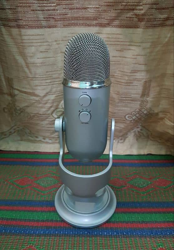 Blue Yeti Professional Studio Mic. 4