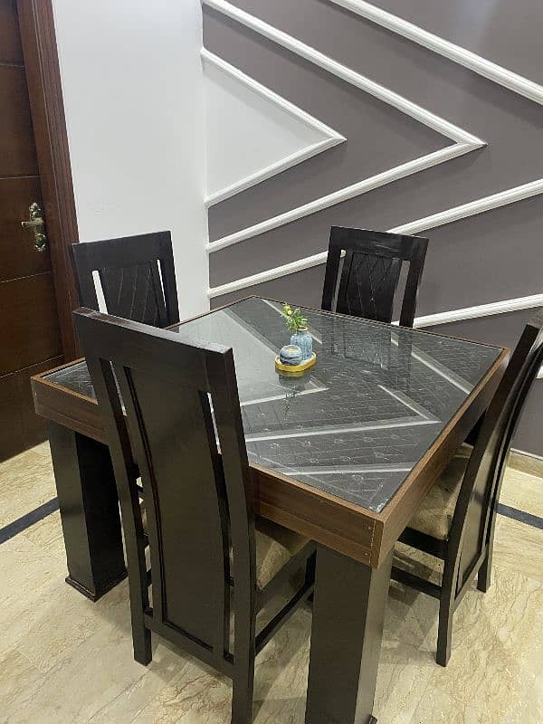 4 chair dinning table with mirror top 2