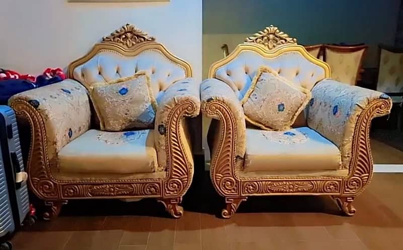 me 7 seater clasic sofa set sell karah hun pure wood only 9 month used 0