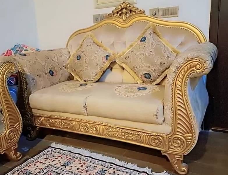 me 7 seater clasic sofa set sell karah hun pure wood only 9 month used 1