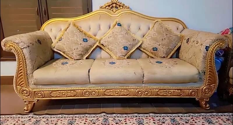 me 7 seater clasic sofa set sell karah hun pure wood only 9 month used 3