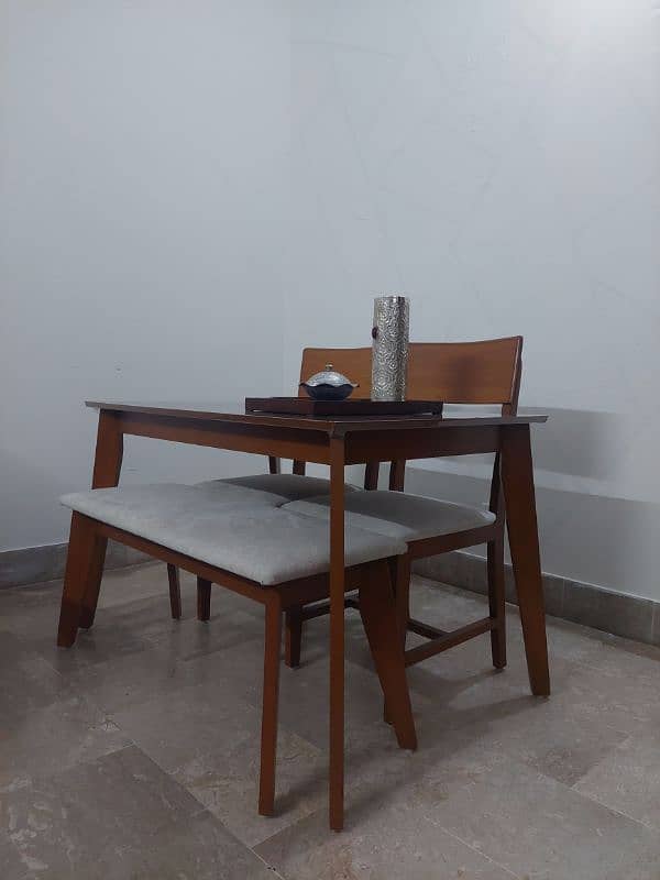 Dining Table for sale (used only for 2 x months) 0