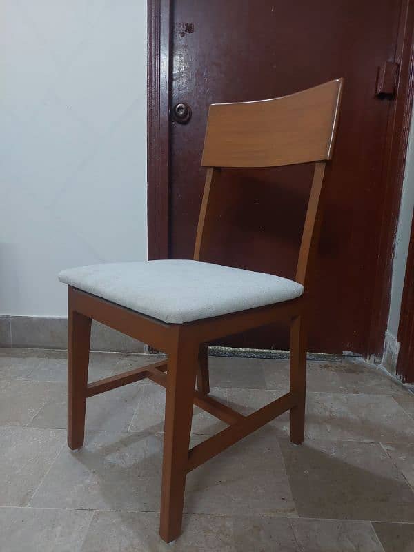 Dining Table for sale (used only for 2 x months) 4