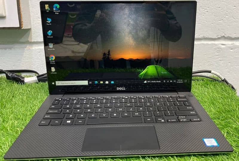 Dell Xps 13-9350 / 13 inch 4k touch screen / slim fancy Ultrabook 0