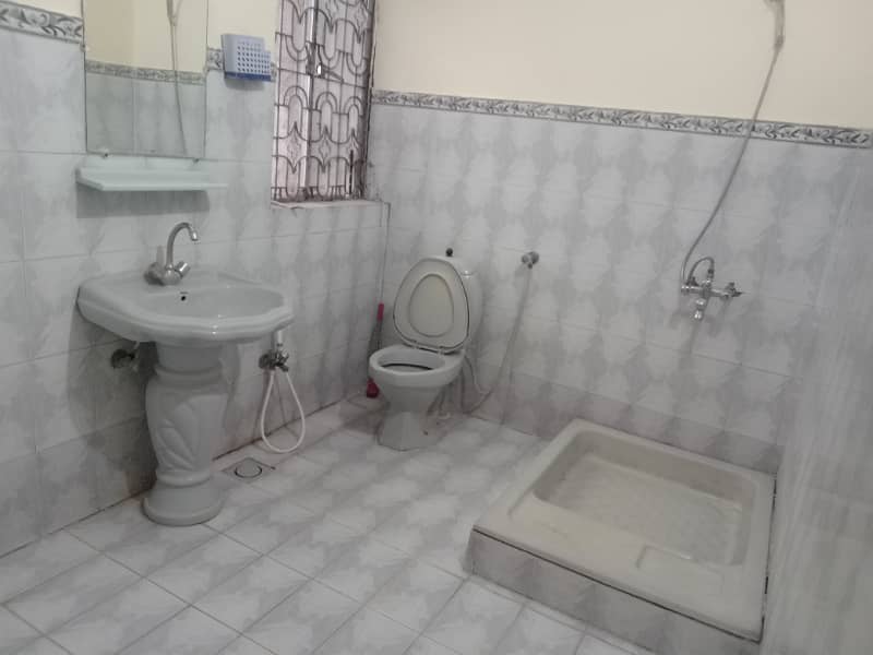 1 kanal 3 bedroom outstanding lower portion in model town for rent 4