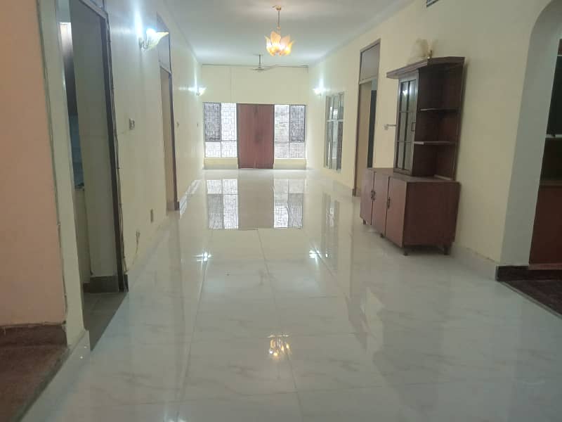 1 kanal 3 bedroom outstanding lower portion in model town for rent 6