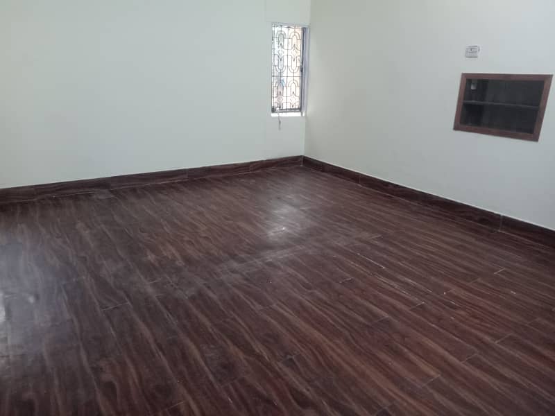 1 kanal 3 bedroom outstanding lower portion in model town for rent 8