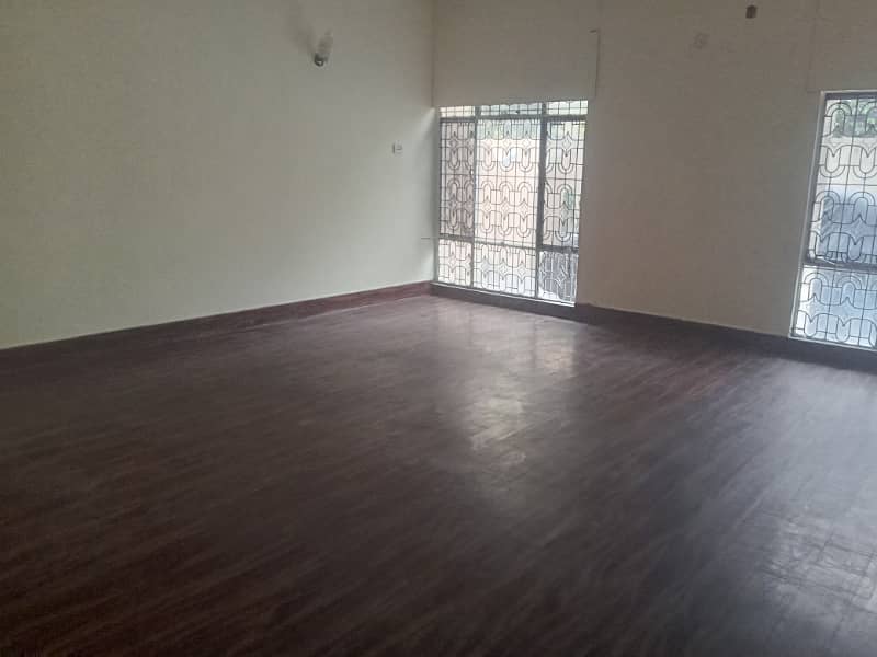 1 kanal 3 bedroom outstanding lower portion in model town for rent 9