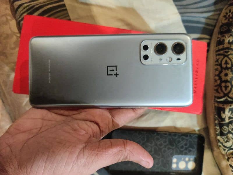 oneplus 9 pro 12/256 with box (one green line) 1