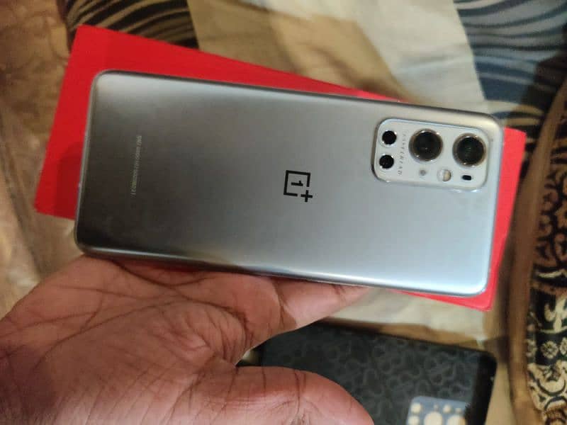 oneplus 9 pro 12/256 with box (one green line) 2