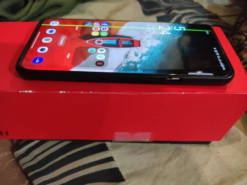 oneplus 9 pro 12/256 with box (one green line) 4