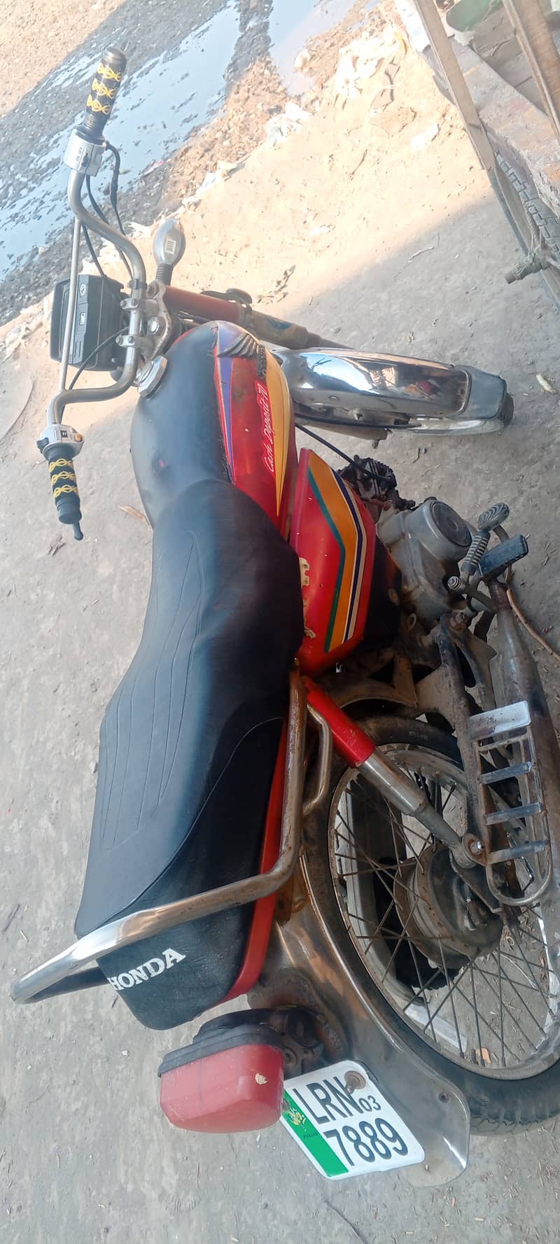 70 cc Honda bike sell Karni he new injan karwaya he 5 den pahly 3