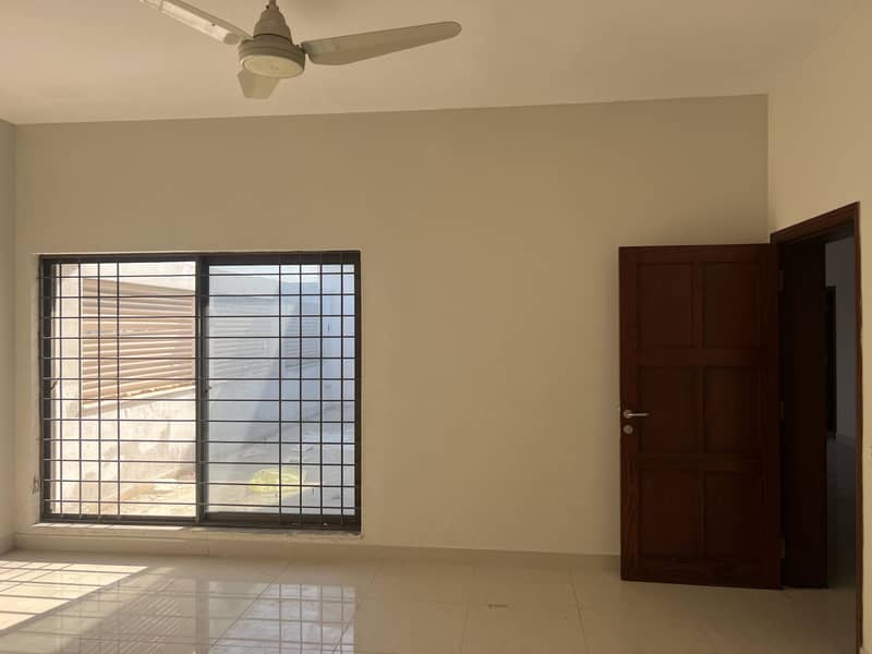 Spacious 1 Kanal House for Rent in Prime Location 16