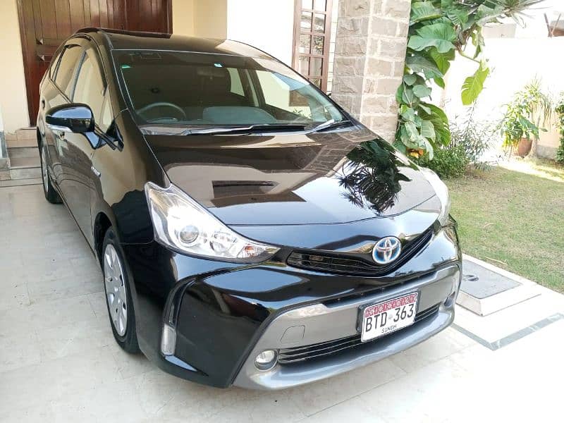 Toyota Prius Alpha 2017 3