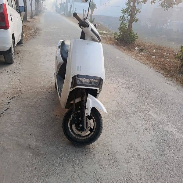 Evee C1 pro electric scooty 0