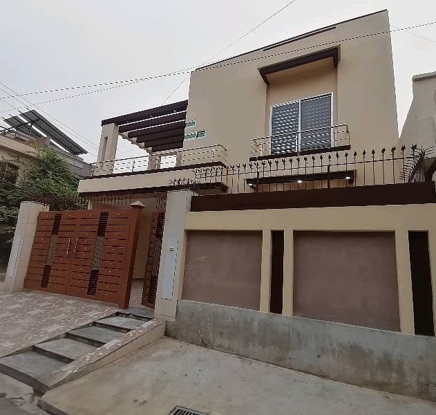 Premium Corner 10 Marla House Is Available For sale In Lahore 3