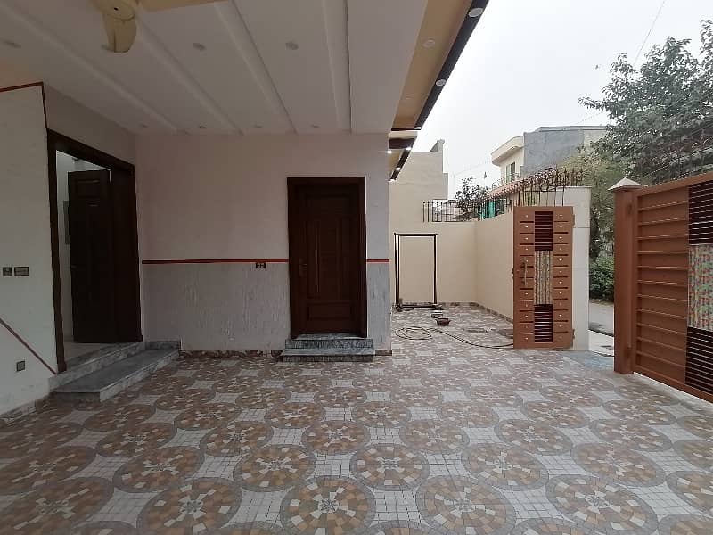 Premium Corner 10 Marla House Is Available For sale In Lahore 9