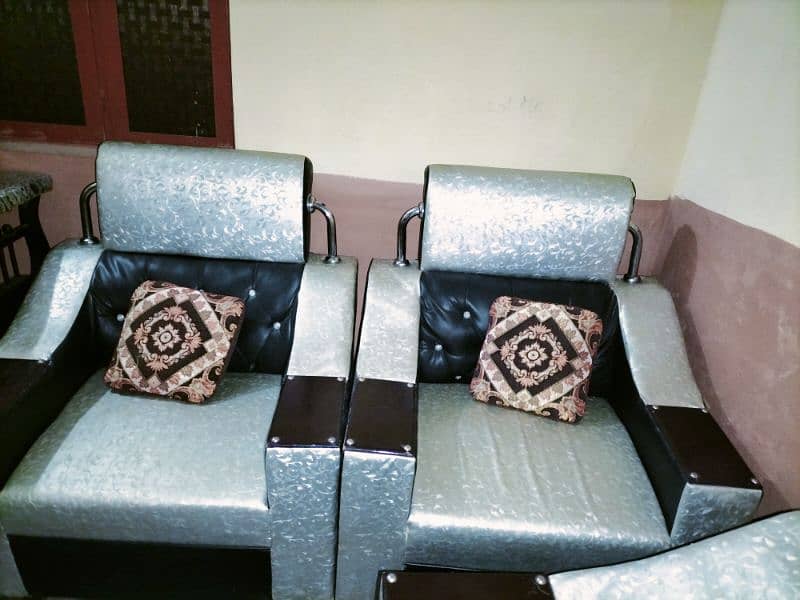 full sofa set in good condition only in 30000 0