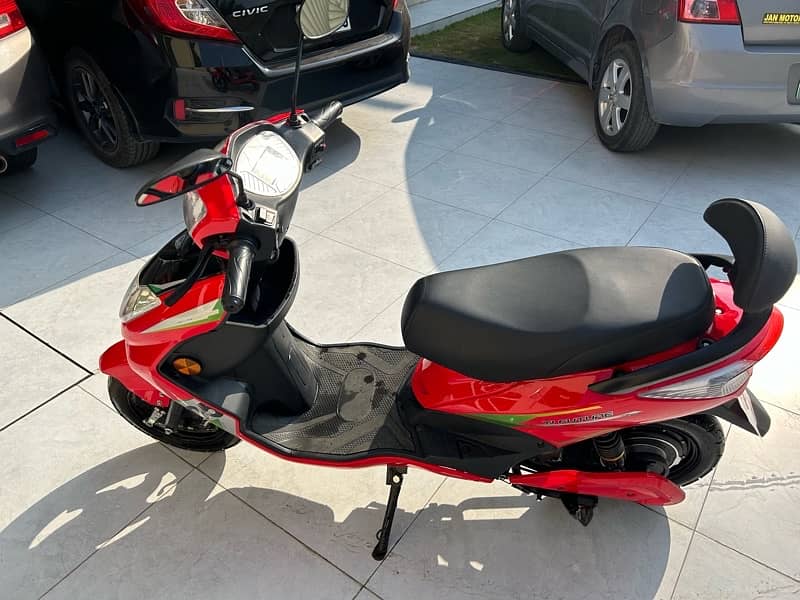 ELECTRIC SCOOTER - Never been used 1