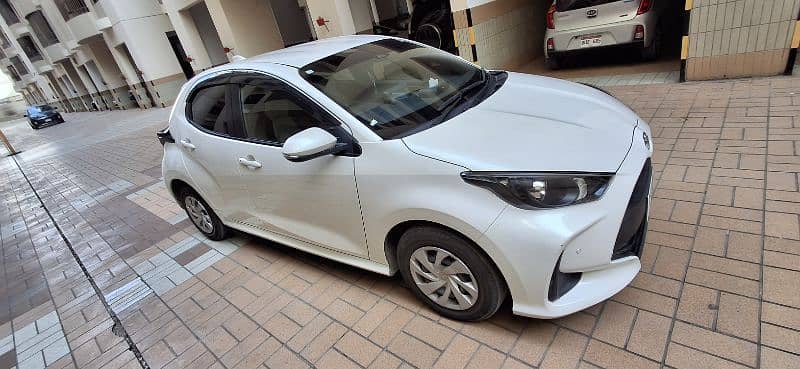 Toyota Yaris 2021 X package Pearl White 2