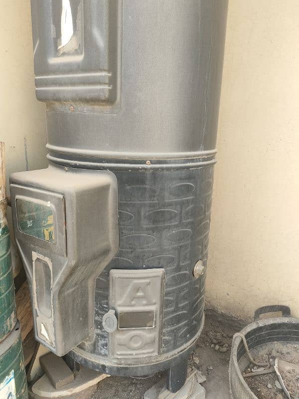 Fully Gas gayser with large storage slightly used 1