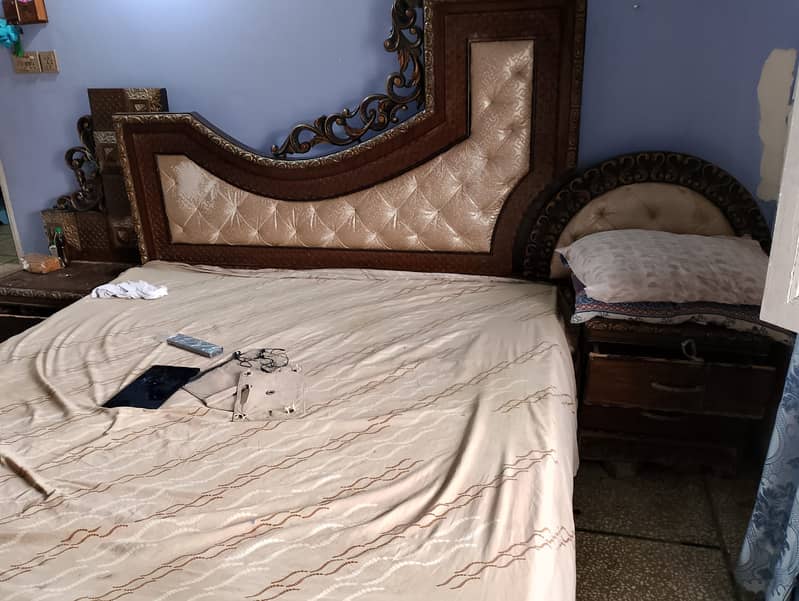 BED WITHOUT MATTERS ALMARI DRESSING TABLE USED 0