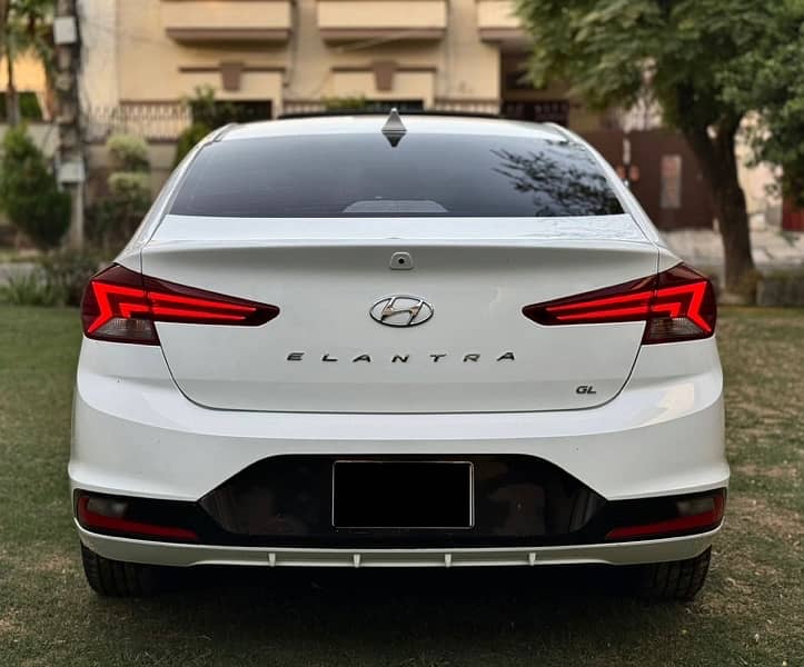 Hyundai Elantra 2023 3