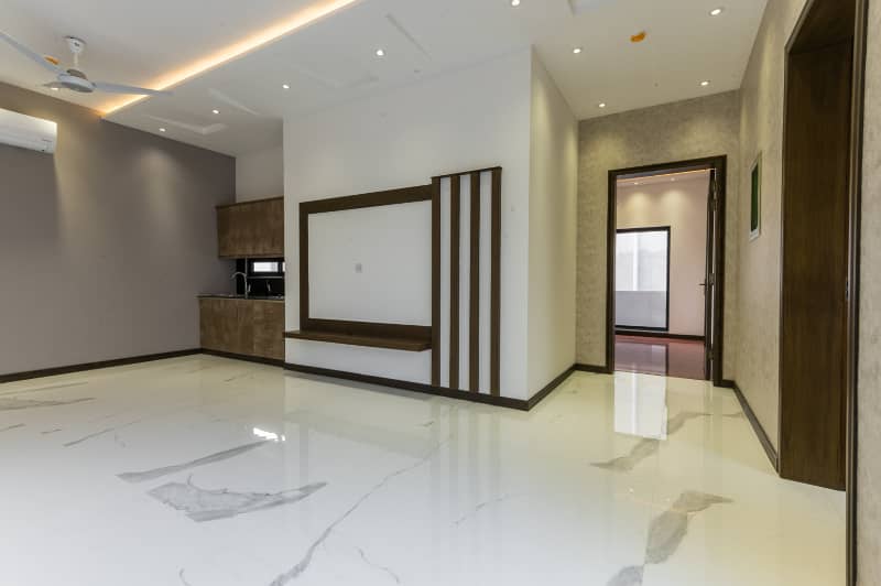 Modern Design 1 Kanal Top Class Luxurious House For Rent 31