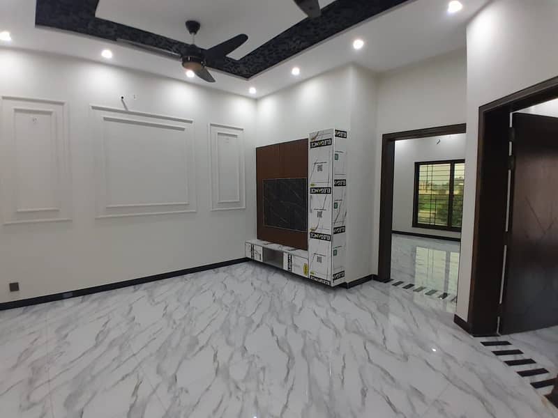 BRAND NEW HOUSE 8 MARLA NEAR TAUHEED PARK/ZOO, VERY NEAR TO JAMIA MASJID AND COMMERCIAL 10