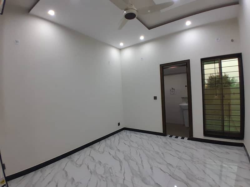 BRAND NEW HOUSE 8 MARLA NEAR TAUHEED PARK/ZOO, VERY NEAR TO JAMIA MASJID AND COMMERCIAL 18