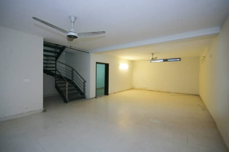 10 Marla Slightly Used With Basement Modern Design 4 Bedroom House Near To Park 13