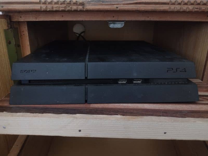 ps4 with 2 controller and 3 latest games 0