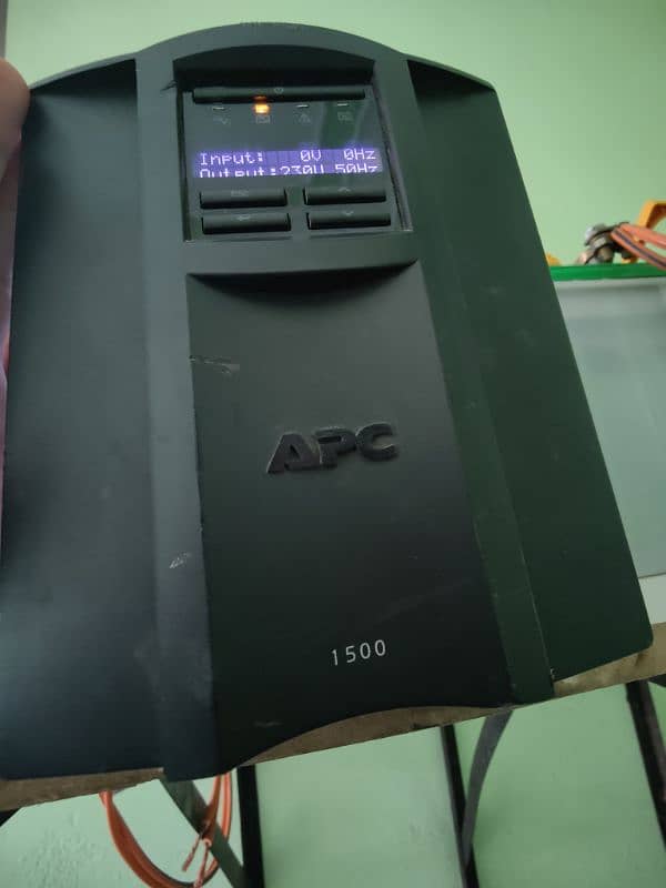 APC UPS 1500 Digital Display 1