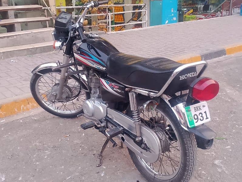 honda 125 in lush condition 3