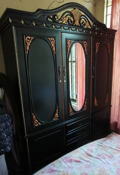 Elegant and spacious wardrobe in brand new condition