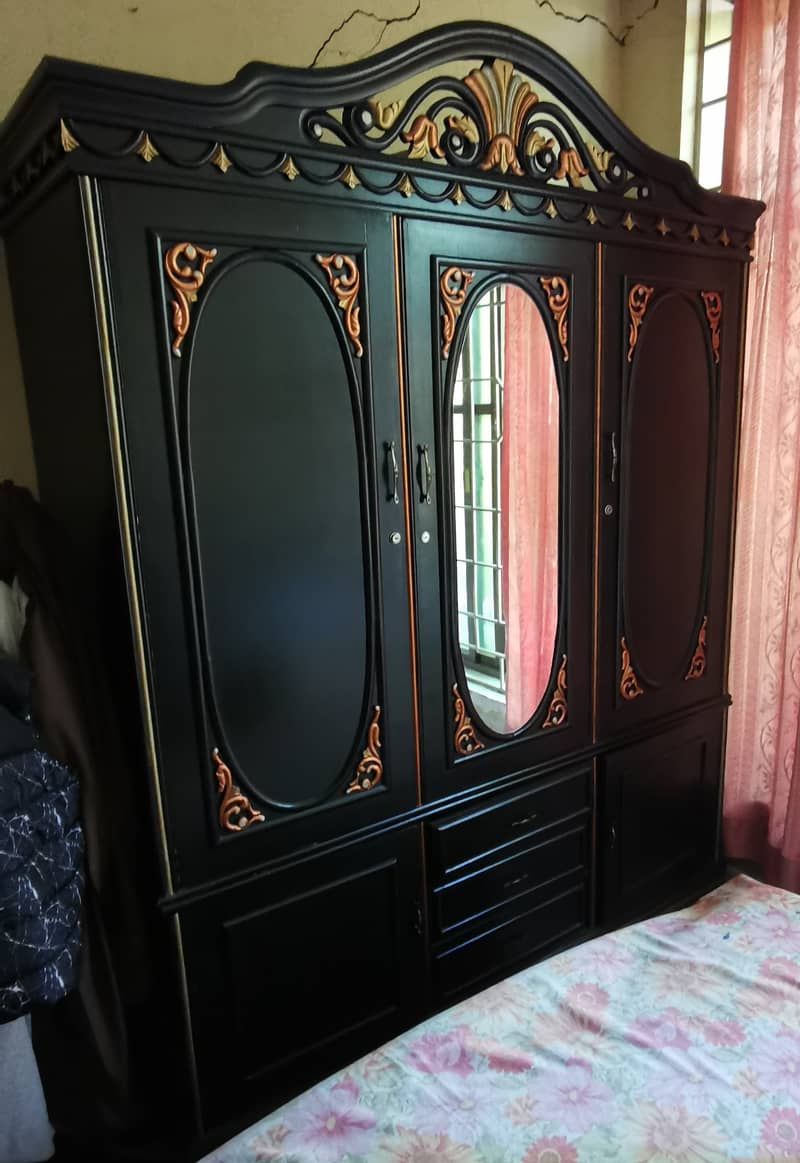 Elegant and spacious wardrobe in brand new condition 1