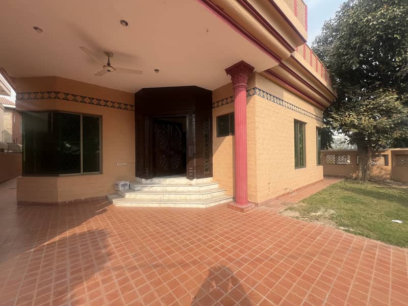 Separate Gate 4 Car Parking 1 KANAL Lower Portion Available For Rent In Phase 4 DHA LAHORE 3