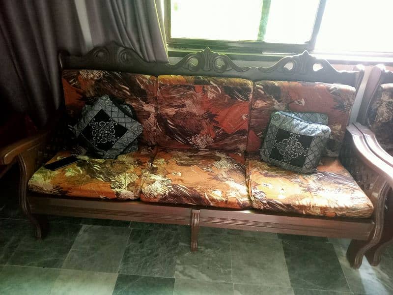 sofa set wood wala for sale good condition wood bi boht achi wali 0