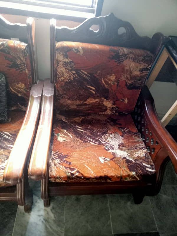 sofa set wood wala for sale good condition wood bi boht achi wali 1