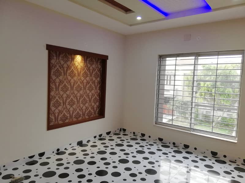 Slightly Used Luxury 10 Marla House Available For Rent in Janiper Block Bahria Town Lahore 9