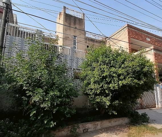 Ideal 10 Marla House Available In Allama Iqbal Town - Karim Block, Lahore 2